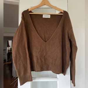 Soft brown sweater with deep v-neck from Agnes&Bonni